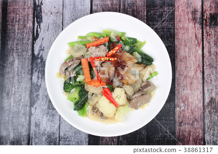 Fried big noodle with chicken and vegetables. Fried big noodle with chicken and vegetables. 38861317
