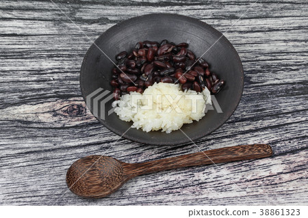 Black bean and sticky rice in sweet coconut cream Black bean and sticky rice in sweet coconut cream 38861323