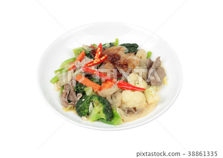 Fried big noodle with chicken and vegetables. 38861335