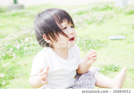 Crying child 38864052