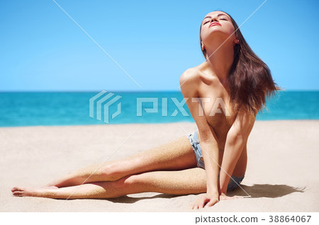 sexy beauty relax on sea 38864067