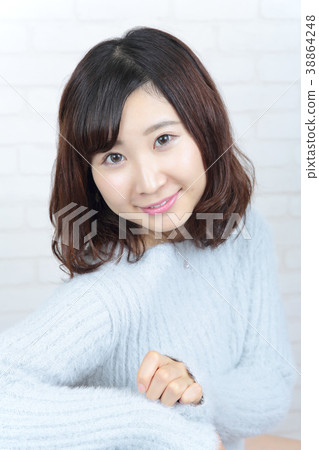 Young lady's hair style 38864248