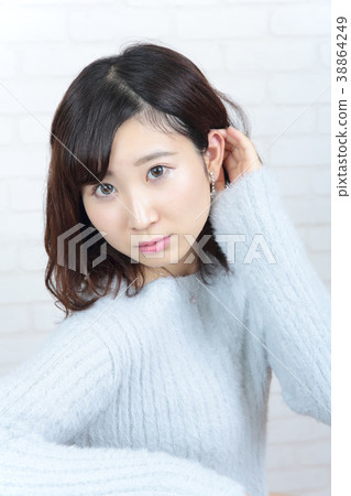 Young lady's hair style 38864249