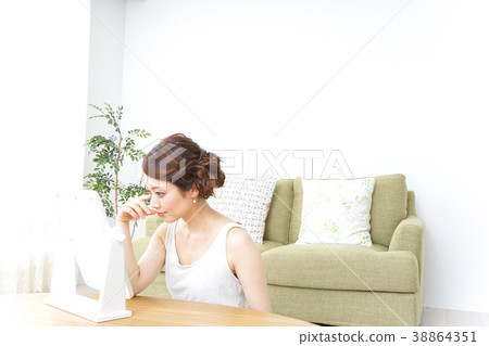 Woman doing makeup at home 38864351