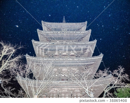 Snow falling on the tower of Yasaka 38865408
