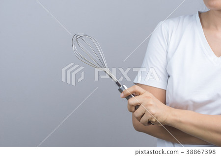 Woman hand holding stainless balloon whisk Woman hand holding stainless balloon whisk 38867398