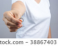 Woman return her wedding ring 38867403