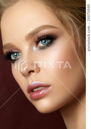 Beauty portrait of young woman with classic makeup 38870090