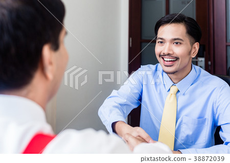 Subordinate professional talks to supervisor in 38872039