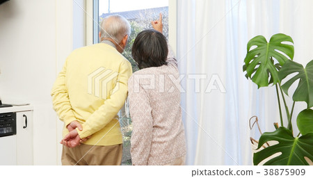 看外面的資深夫婦 看外面的資深夫婦 38875909