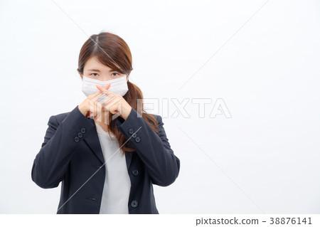衣服橫穿手指的婦女在面具前面 38876141