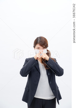 衣服橫穿手指的婦女在面具前面 38876142