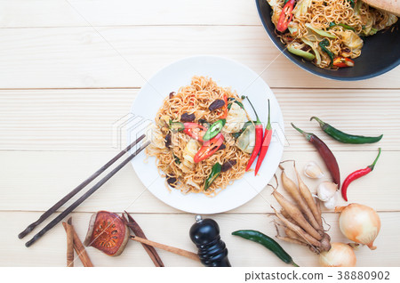 Spicy stir-fried instant noodles with vegetables  38880902