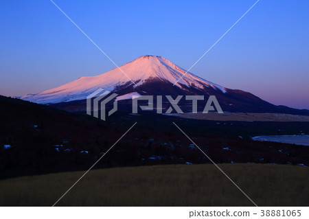 Red Fuji and Lake Yamanaka in the winter morning Red Fuji and Lake Yamanaka in the winter morning 38881065