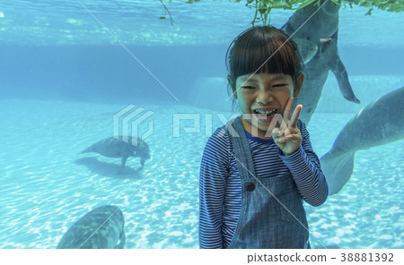 Happy little girl in the zoo 38881392