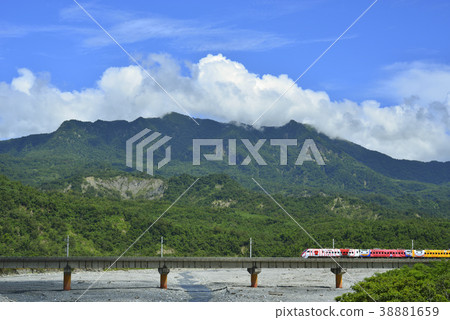臺灣,台東,都蘭山,卑南溪,聖山,橋,藍天,白雲,鐵道,火車,交通 臺灣,台東,都蘭山,卑南溪,聖山,橋,藍天,白雲,鐵道,火車,交通 38881659