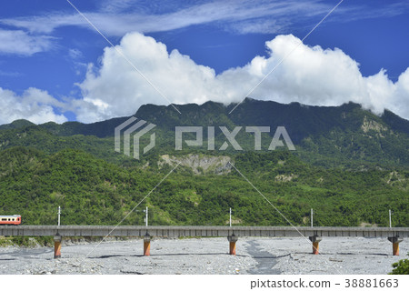 臺灣,台東,都蘭山,卑南溪,聖山,橋,藍天,白雲,鐵道,火車,交通 38881663