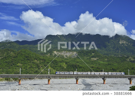 臺灣,台東,都蘭山,卑南溪,聖山,橋,藍天,白雲,鐵道,火車,交通 臺灣,台東,都蘭山,卑南溪,聖山,橋,藍天,白雲,鐵道,火車,交通 38881666