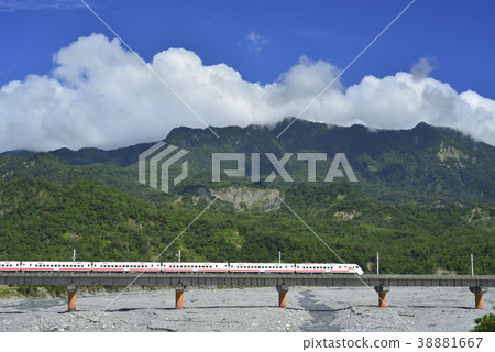 臺灣,台東,都蘭山,卑南溪,聖山,橋,藍天,白雲,鐵道,火車,交通 臺灣,台東,都蘭山,卑南溪,聖山,橋,藍天,白雲,鐵道,火車,交通 38881667