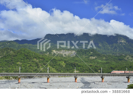 臺灣,台東,都蘭山,卑南溪,聖山,橋,藍天,白雲,鐵道,火車,交通 臺灣,台東,都蘭山,卑南溪,聖山,橋,藍天,白雲,鐵道,火車,交通 38881668