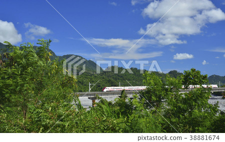 臺灣,台東,都蘭山,卑南溪,聖山,橋,藍天,白雲,鐵道,火車,交通 臺灣,台東,都蘭山,卑南溪,聖山,橋,藍天,白雲,鐵道,火車,交通 38881674