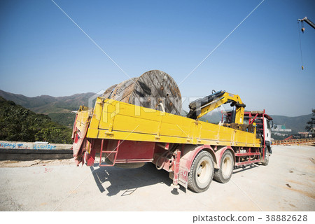 施工現場卡車裝載木電鼓的電線 38882628