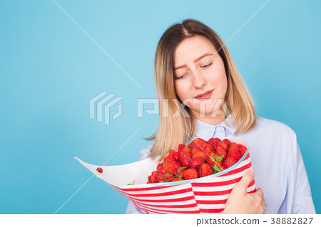 Close up bouquet of strawberries in the hands of a 38882827