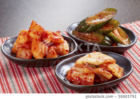 Three kinds of kimchi served (Chinese cabbage kimchi, kakuteki, oii kimchi) 38883791