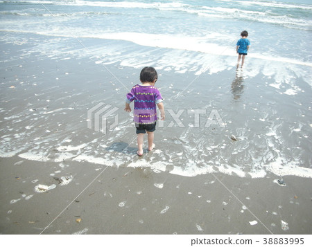 在水中玩耍 38883995