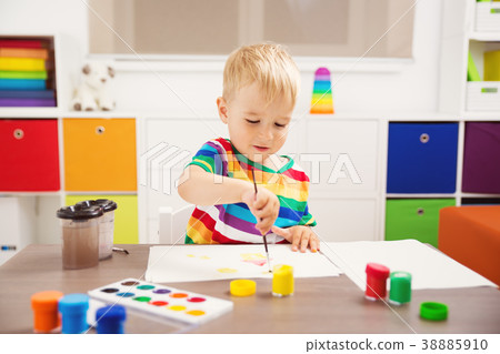 Little child drawing on the paper Little child drawing on the paper 38885910
