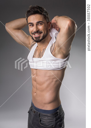 Smiling bodybuilder demonstrating great forms Smiling bodybuilder demonstrating great forms 38887502