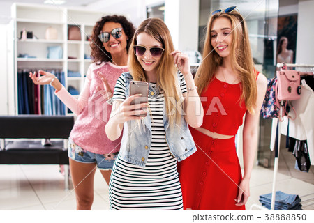 pretty girls wearing sunglasses fooling around-圖庫照片 [3888885