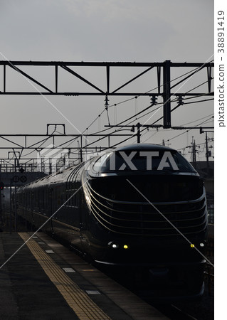 Beautiful folding screen Nakasu Station entrance line Beautiful folding screen Nakasu Station entrance line 38891419
