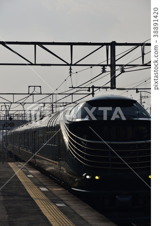 Beautiful folding screen Nakasu Station entrance line Beautiful folding screen Nakasu Station entrance line 38891420