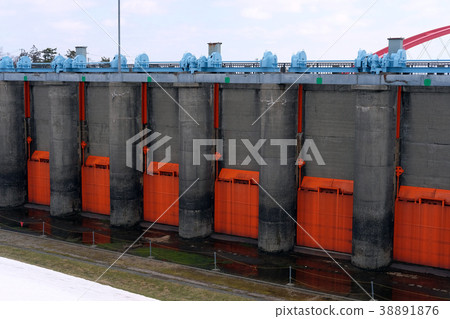 Shinano河的Okawazu引水的前洗(Suimon) Shinano河的Okawazu引水的前洗(Suimon) 38891876