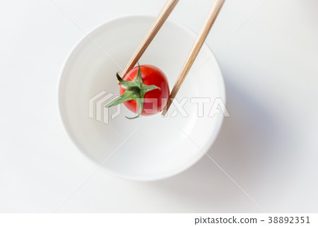 餐桌上的紅番茄桌上的小番茄 38892351