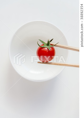 餐桌上的紅番茄桌上的小番茄 38892354