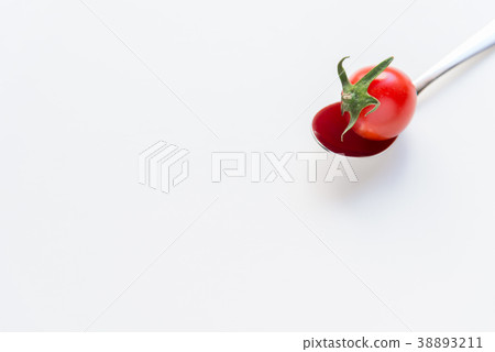 餐桌上的紅番茄桌上的小番茄 38893211
