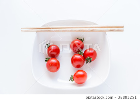Red tomatoes on dining table Petit tomatoes on the table Red tomatoes on dining table Petit tomatoes on the table 38893251