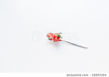 餐桌上的紅番茄桌上的小番茄 38893264