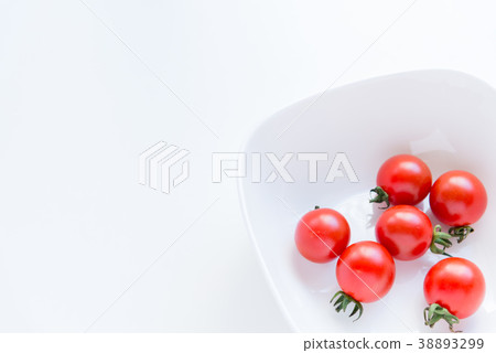 Red tomatoes on dining table Petit tomatoes on the table Red tomatoes on dining table Petit tomatoes on the table 38893299