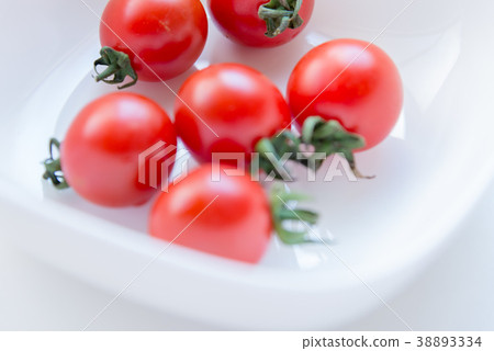 Red tomatoes on dining table Petit tomatoes on the table 38893334