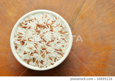 mixed red cargo paddy in bowl on wooden board 38895218
