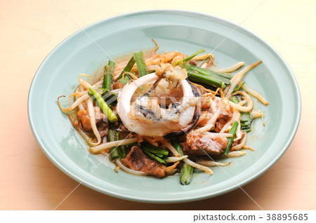 Stir-fried egg with tuna and vegetables Stir-fried egg with tuna and vegetables 38895685