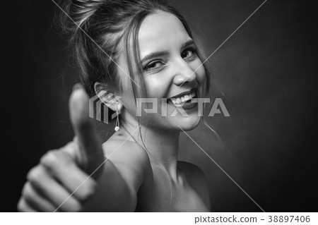 girl show thumb girl show thumb 38897406