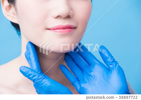 women with thyroid gland problem 38897722