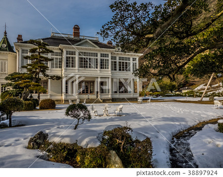  它以秋天的秋葉和秋天的秋葉（Rurouni Kenshin）著名的歷史古蹟的城堡而聞名。 38897924