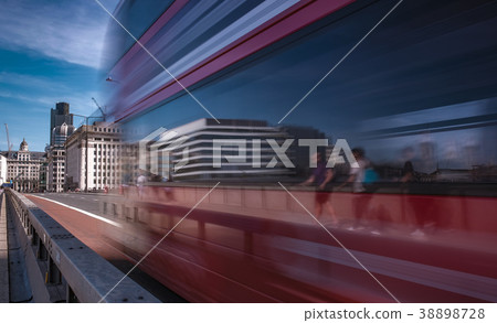 London bus speeds across London Bridge 38898728