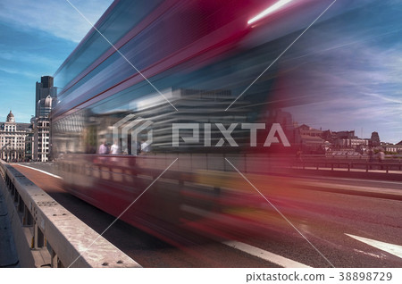 London bus speeds across London Bridge 38898729