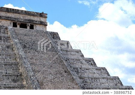 El Castillo-Chichen Itza 38898752